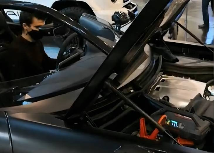 奔馳車主在現場體驗JA301的啟動功能